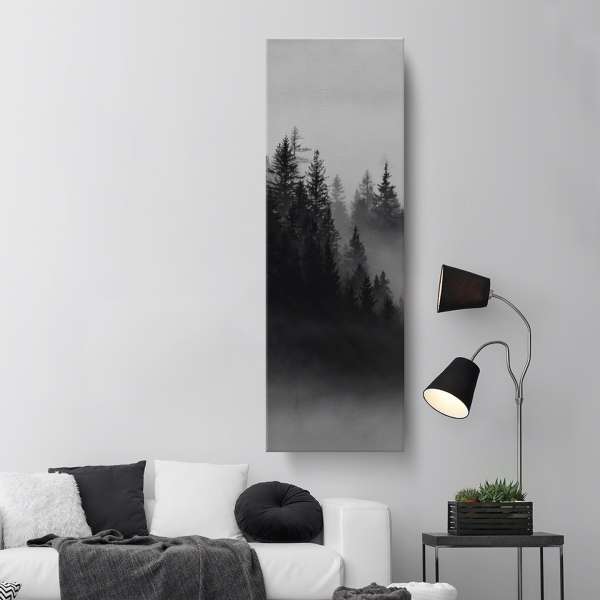 Tmavý horský les v mlze